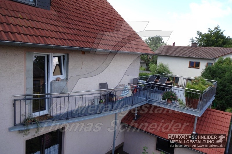 Sie haben den Wunsch zusätzlichen Platz auf einem Balkon oder Terrasse zu schaffen, wissen jedoch nicht wie dies realisierbar sein könnte. Durch unsere langjährige Erfahrung haben wir für fast jedes Problem eine Lösung.
