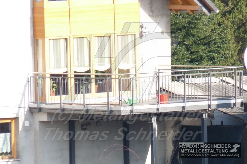 Der Anbaubalkon ist so konstruiert, dass unterhalb des Balkons mit einem Auto geparkt werden kann. Der Vorteil ist, dass die Position der Abstü:tzung fast uneingeschränkt variabel ist. Dies ermöglicht die Autotür komplett zu öffnen, ohne gegen die Pfeiler zu stoßen.