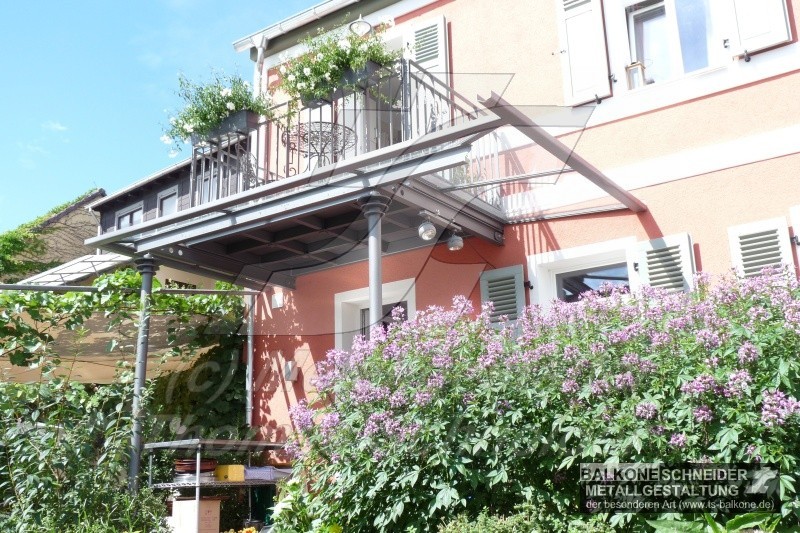 Balkon mit umlaufenden Glasdach.