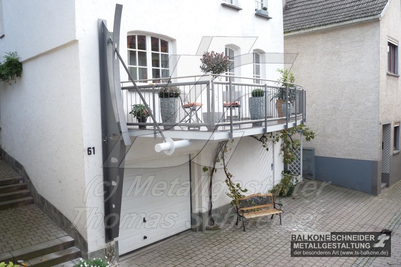 Freihängender Balkon.