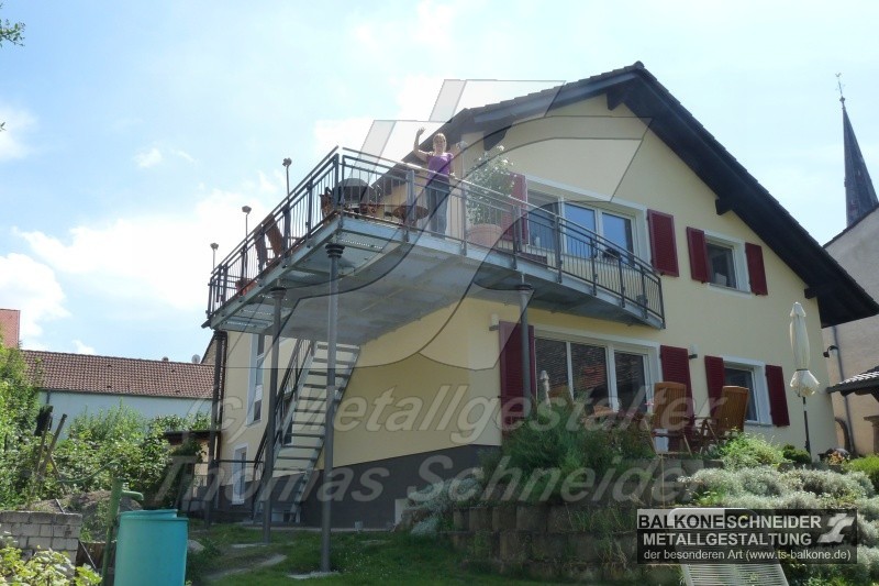 Anbaubalkon über Eck mit Aufgang