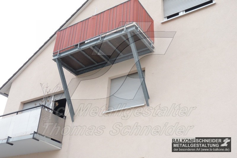 Dieser Balkon ist direkt an der Außenwand montiert. Eine Zirkulation ist nicht möglich - geschweige denn eine spätere Dämmung des Hauses. Der dunkle Rand zwischen Balkon und Hauswand ist angestaute Feuchtigkeit.