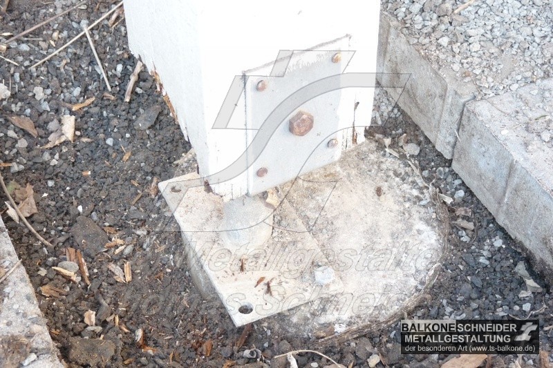 Mangelhaftes Fundament sowie lebensgefährliche Montage von Balkonstützen. Fundamente von Balkonen müssen statisch berechnet werden und mindestens 50 x 50cm groß sein.<br>Dieses Fundament besteht aus einem Eimer voll Beton! 