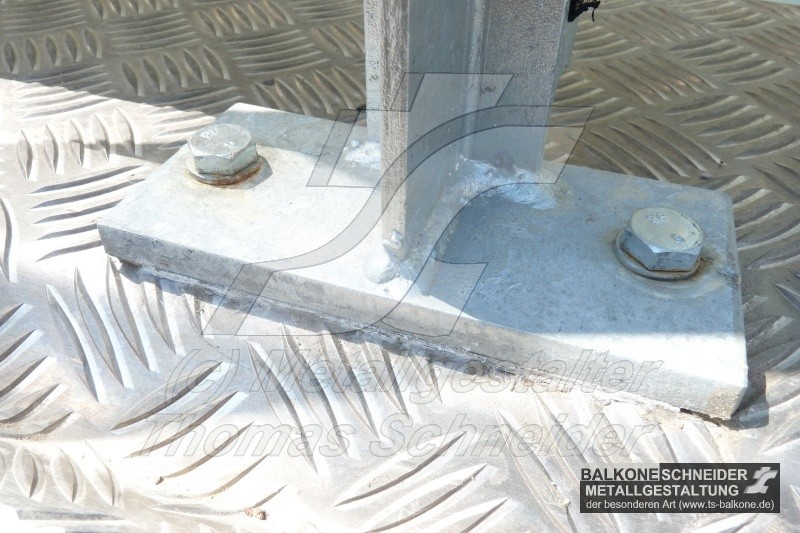 <strong>Verzinktes Geländer auf Aluminiumblech</strong> An allen Kontaktstellen zwischen verzinkten Bauteilen und Aluminium entsteht ein Elektrolyse. Diese zerstört die Zinkschicht.<br> Bereits nach wenigen Jahren werden sich hier massive Rostspuren zeigen. Die Unterlegscheiben rosten bereits nach 3 wochen.