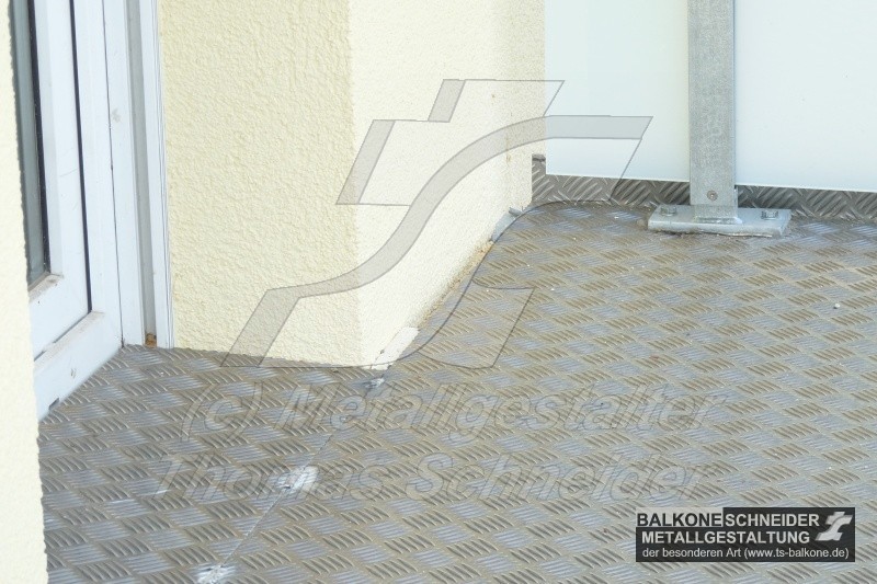 <strong>Fehlender Wandanschluss!</strong> Hier tritt massiv Wasser in die Hauswand ein.
