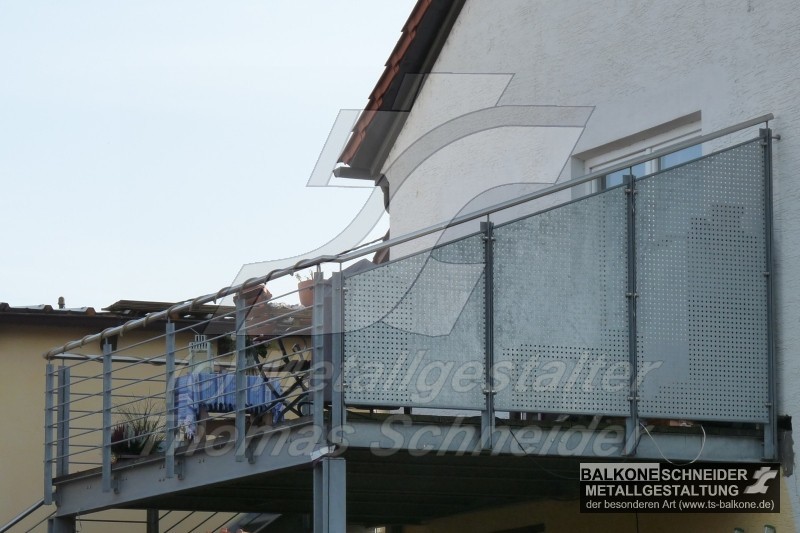 Geht es hoch hässlicher? Ist das Haus durch diesen Balkon gestaltet oder verunstaltet? Ist hier die Wohnqualität gesteigert?