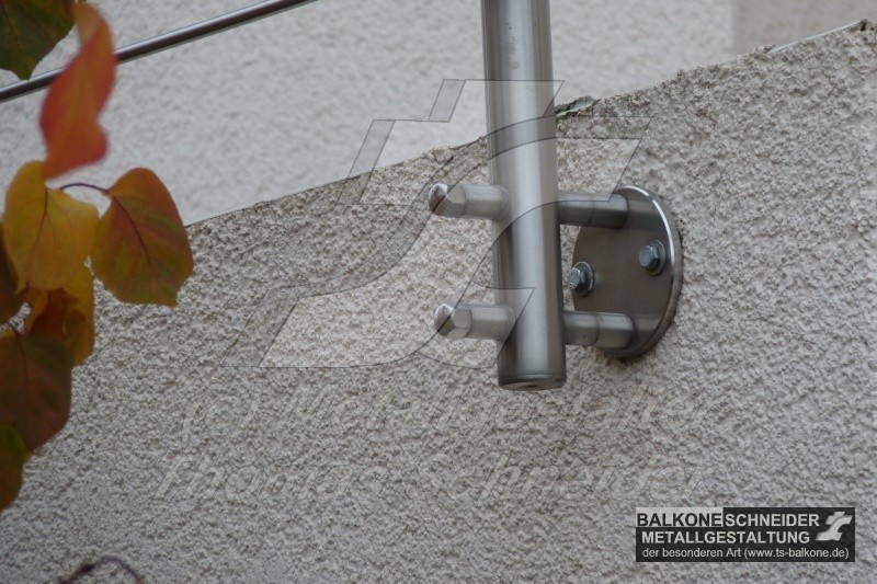 <strong>Geländermontage in Eigenleistung:</strong> Diese Balkongeländer aus dem Baumarkt besteht aus standardisierten Bauteilen, um den Preis möglichst niedrig zu halten. Ob es damit aber ästhetischen und bautechnischen Anforderungen entspricht bleibt außen vor.