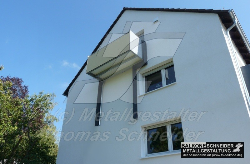 Dachgeschosswohnung mit neuem freihängenden Balkon.