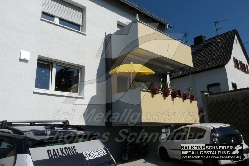 Durch die nicht benötigten Stützen kann der Platz unter dem Balkon frei genutzt werden.