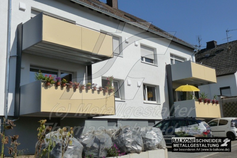 Für das Balkongeländer sind zahlreiche Optionen, Gestaltungsmöglichkeiten, Materialien und Farben verfügbar. Um einen kompletten Sichtschutz zu garantieren wurde in diesem Fall ein geschlossenes Metallblech verwendet.