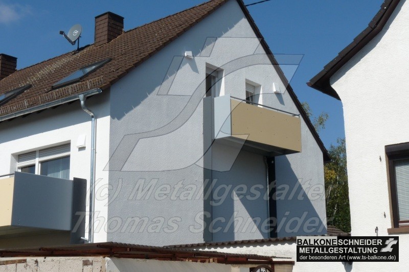 Damit der gesetzlich vorgeschriebene Abstand zum Nachbargrundstück gewahrt ist, wird bei diesem Balkon eine unsymmetrische Grundfläche verwendet.
