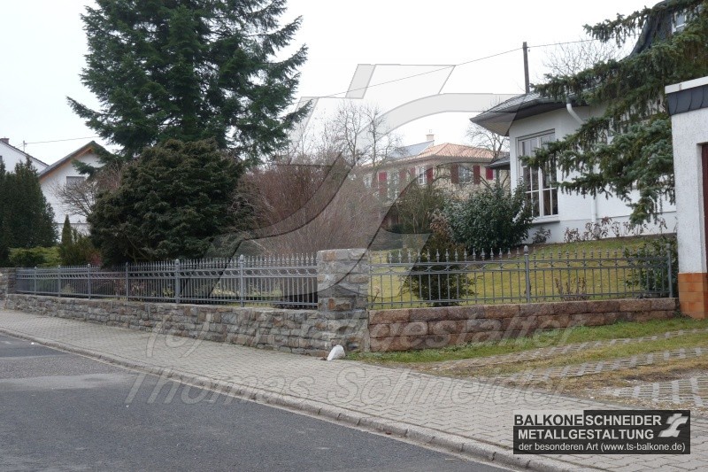 Handgeschmiedeter Gartenzaun der klassischen Art.