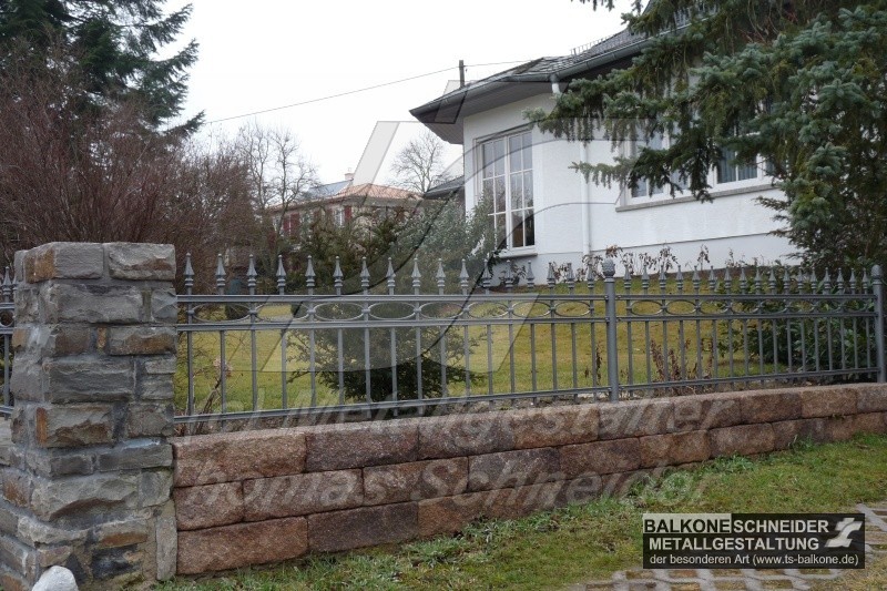 Handgeschmiedeter Gartenzaun der klassischen Art.