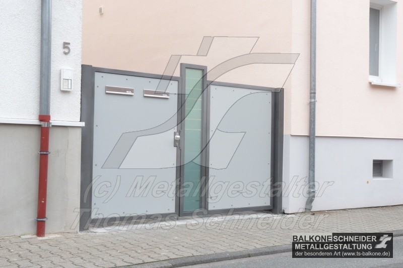 Hoftor mit Briefkästen und Glas.