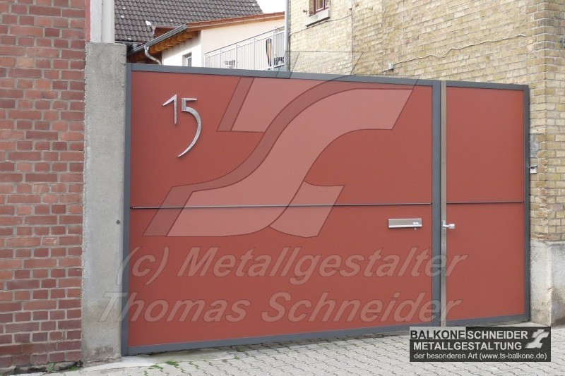 Das massive Hoftor mit handgeschmiedeter Hausnummer aus Edelstahl bietet wirkungsvollen Schutz vor unerlaubtem Zutritt.