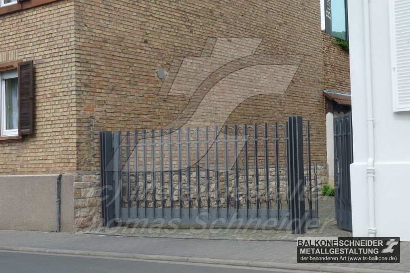 Wir bieten keine Standard-Stangenwahre, sondern für jeden Einsatz und Wunsch das optimale Werk. Bei diesem Hoftor zeigt sich dies in der Liebe zum Detail.