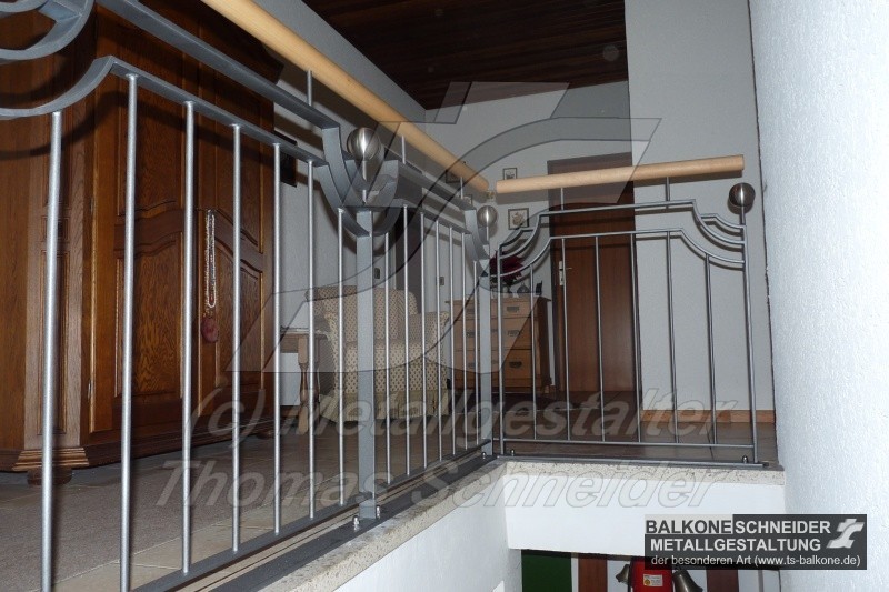 Rustikales Innengeländer, dem Interieur angeglichen.
