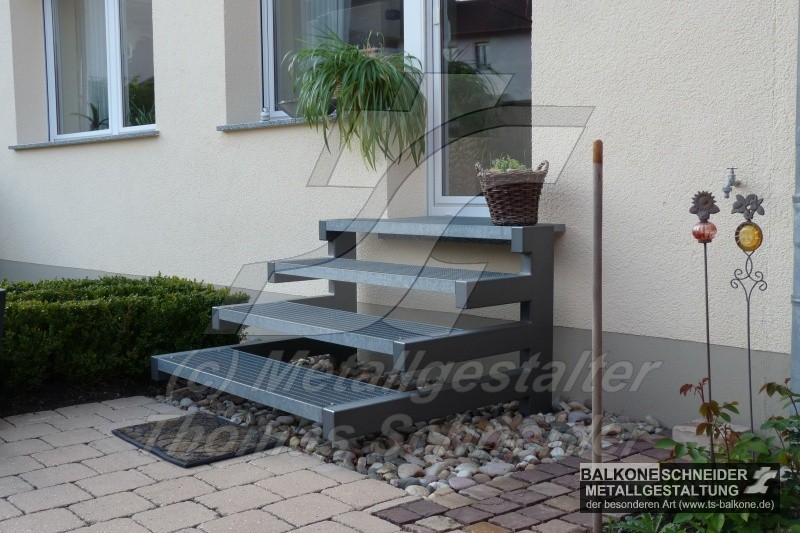 Treppe zur Nebeneingangsür.
