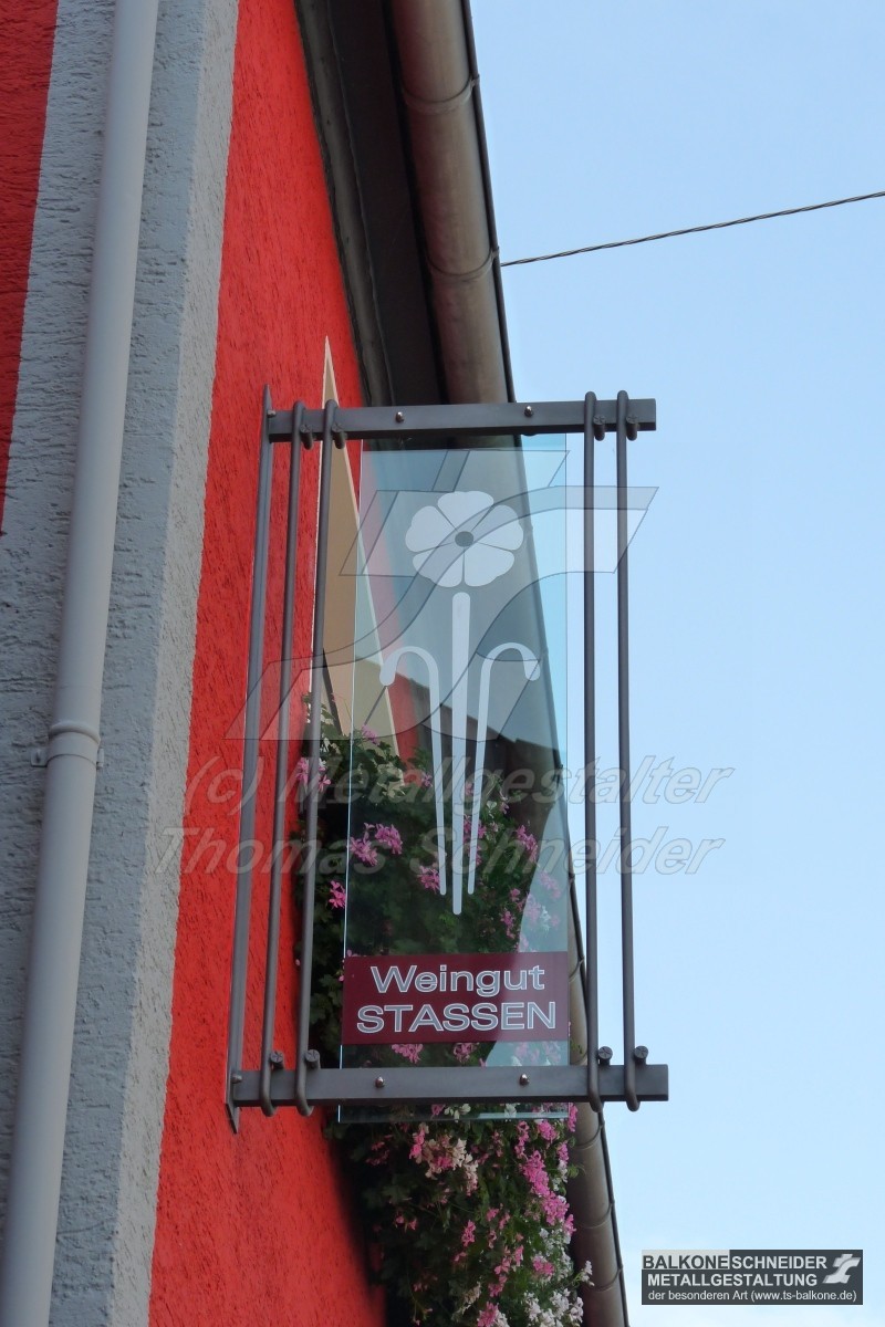 Weingut Strassen: Elegantes Werbeschild aus handgeschmiedeten Vollmaterial und Glasplatte mit Emblem